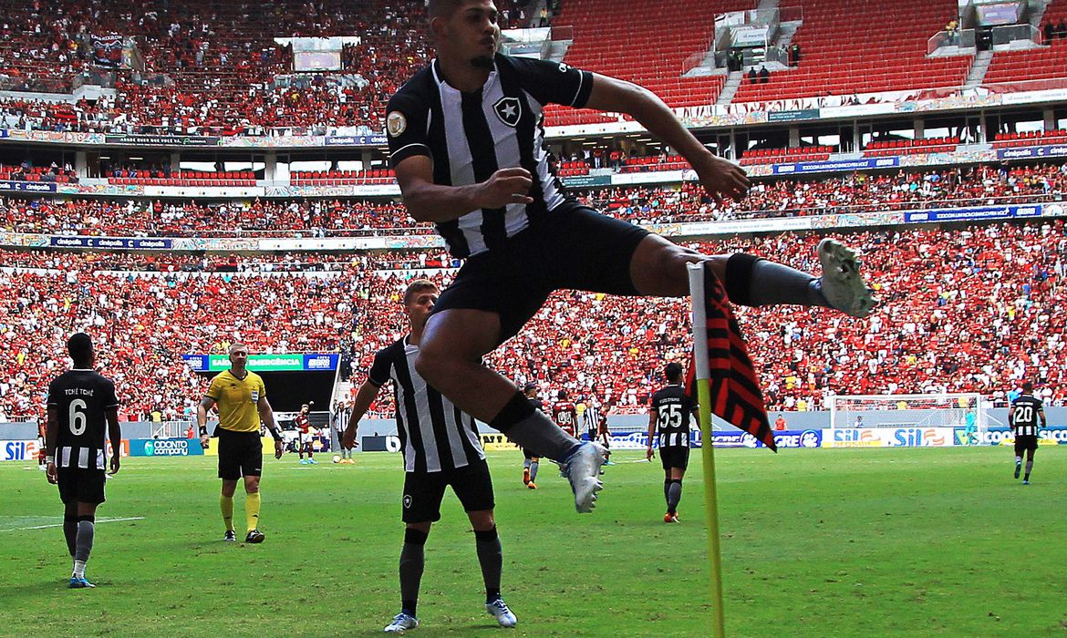 Botafogo vence Flamengo, quebra tabu e sobe na tabela do Brasileiro
