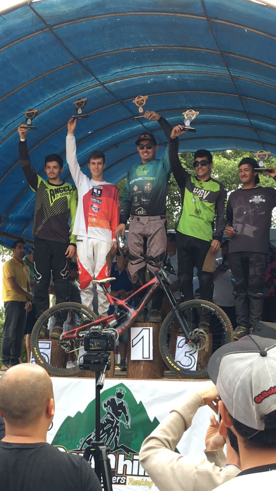 Atletas Iconhenses são campeões de downhill em Iuna