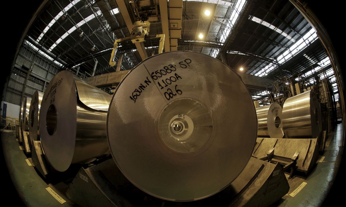 Indústrias empregavam 7,7 milhões de pessoas em 2020, aponta IBGE