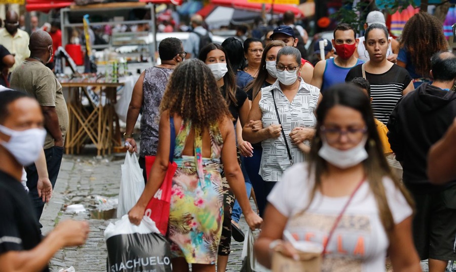 Brasil tem quase cinco milhões de mulheres a mais que homens, diz IBGE