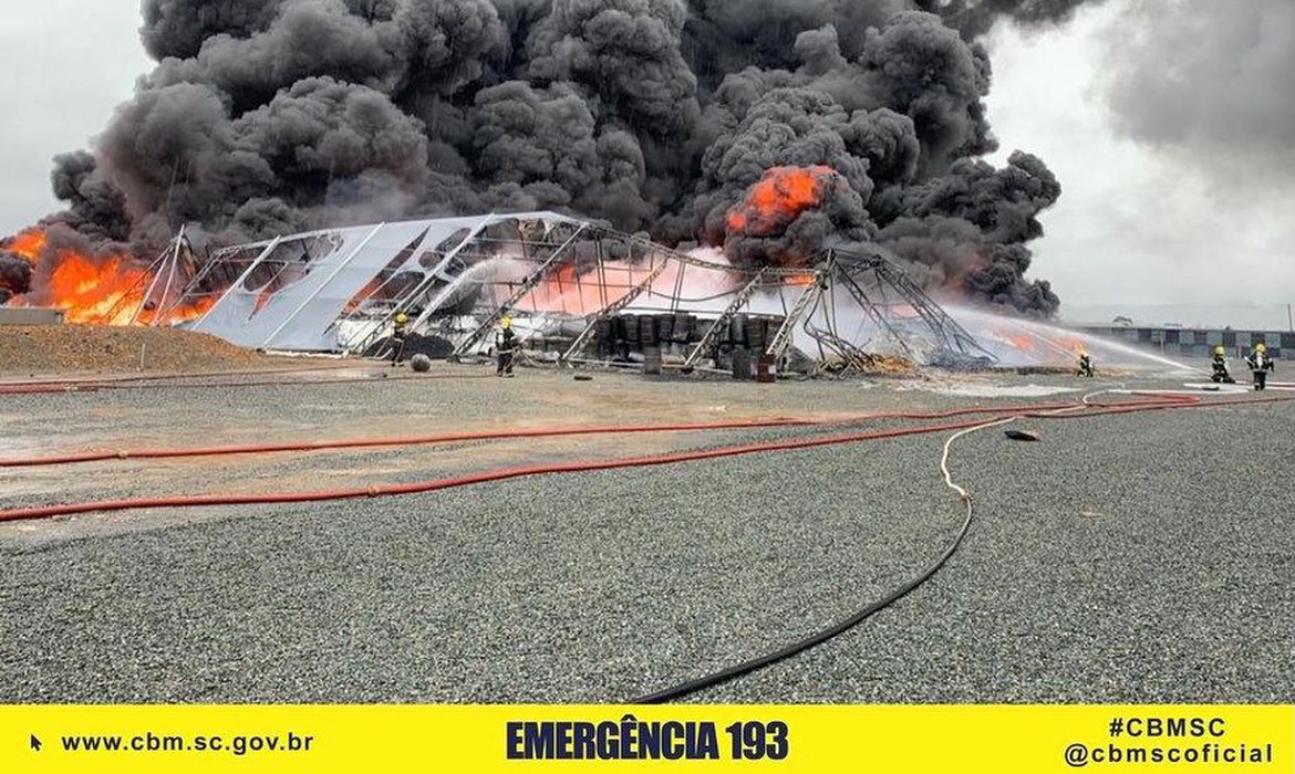 Incêndio libera fumaça tóxica em Santa Catarina e interdita BR-101