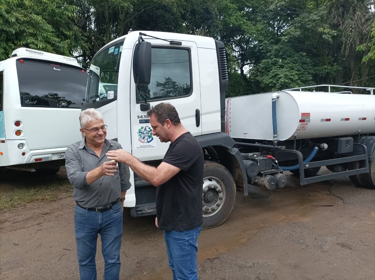 Prefeitura de Iconha entrega caminhão tanque ao SAAE