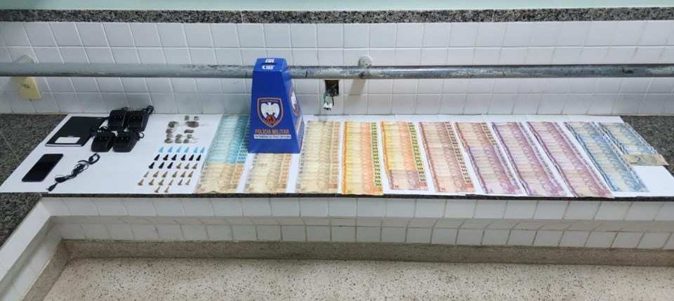 PM APREENDE DROGAS E DETÉM SUSPEITO COM MANDADO DE PRISÃO EM ABERTO EM GUARAPARI