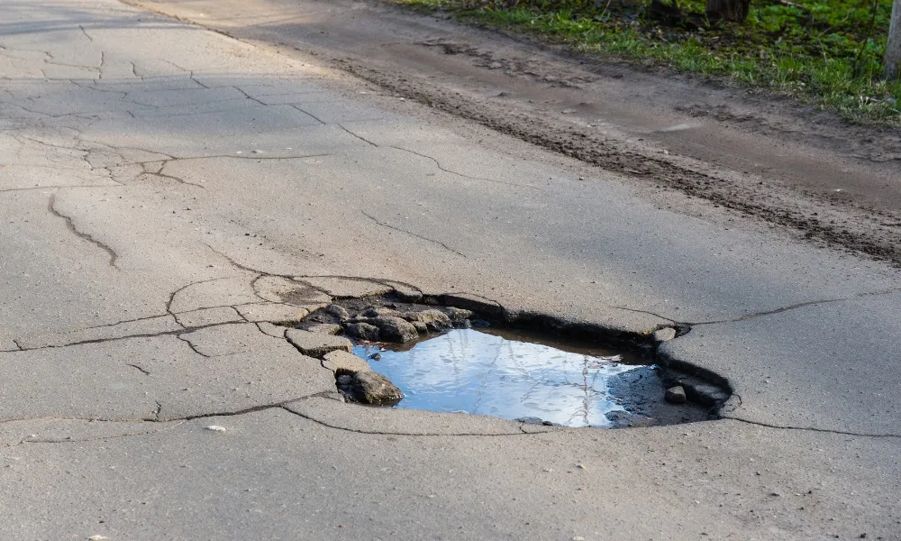 Motociclista vai ser indenizada por queda em burac0014346900202306271640 - Motociclista será indenizada após cair em buraco aberto em Piúma