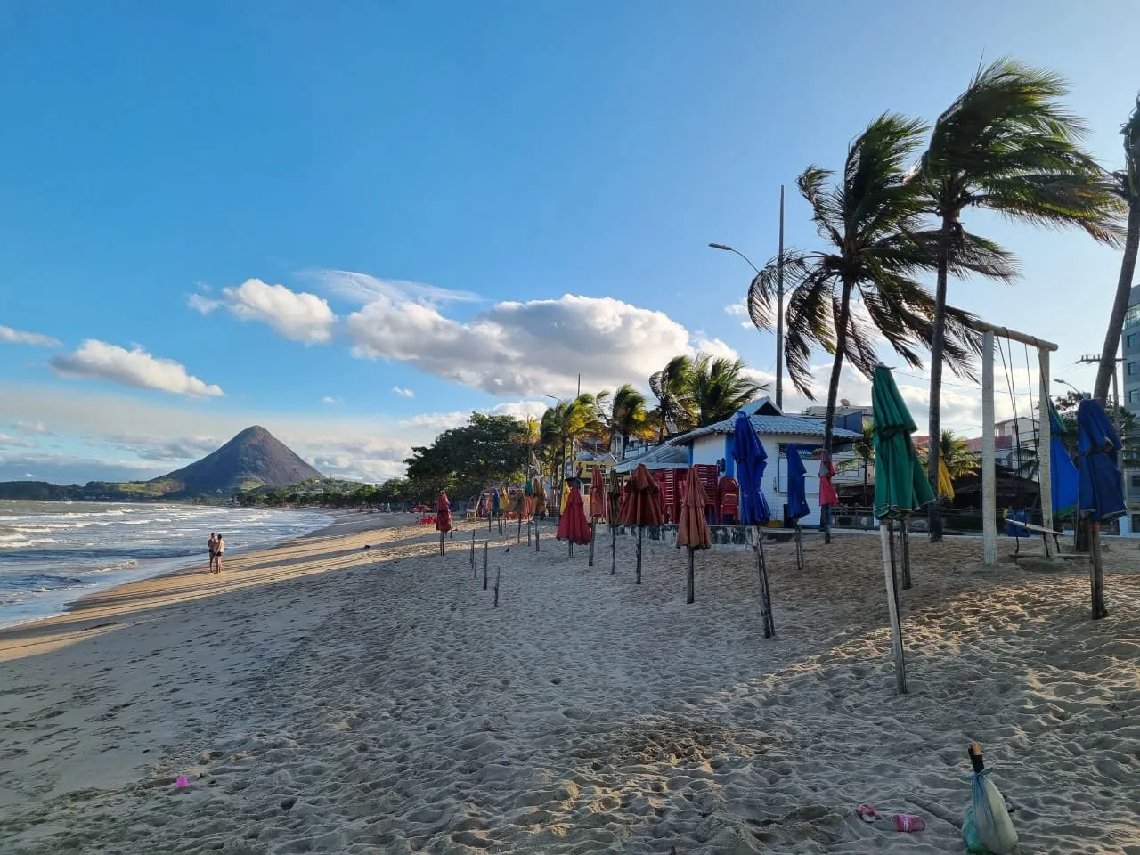 Em Piúma quiosques começam a ser demolidos para a construção da nova orla da cidade das conchas