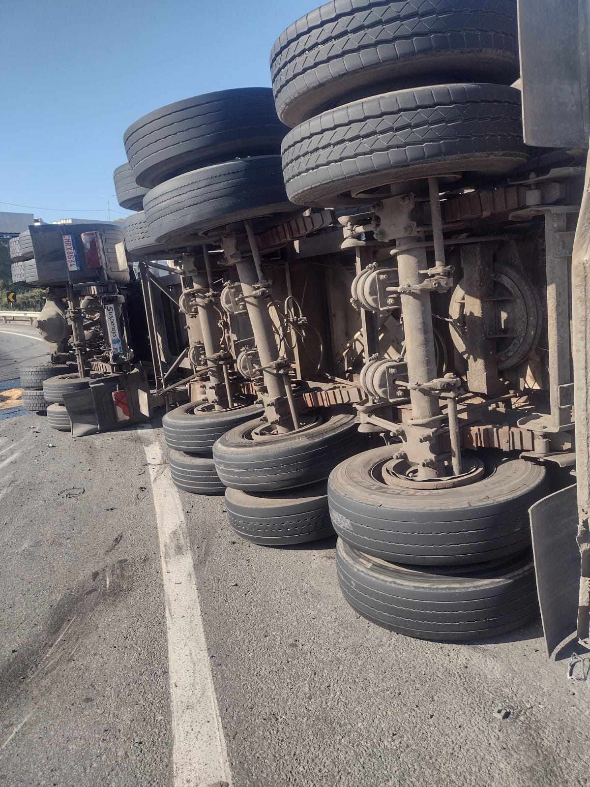 CARRETA CARREGADA DE SUCATA TOMBA NO CONTORNO DE ICONHA