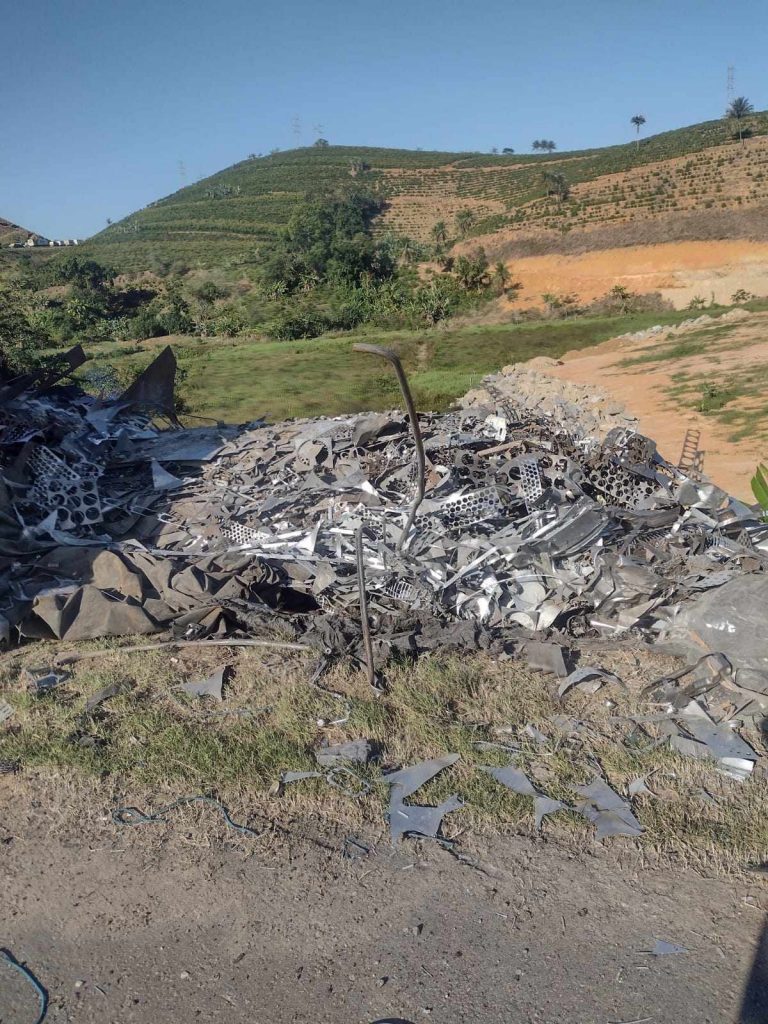 358332184 308983164933481 6951895933788190910 n 768x1024 - CARRETA CARREGADA DE SUCATA TOMBA NO CONTORNO DE ICONHA