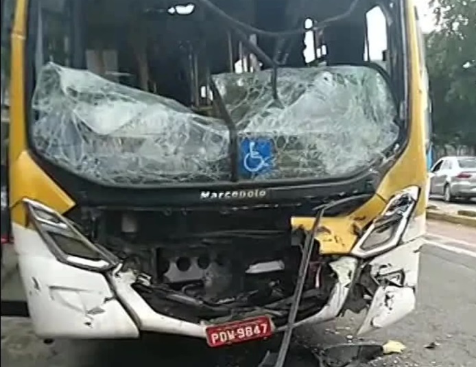 Veja o Vídeo :Choque entre trem e ônibus deixa 13 feridos no Rio de Janeiro