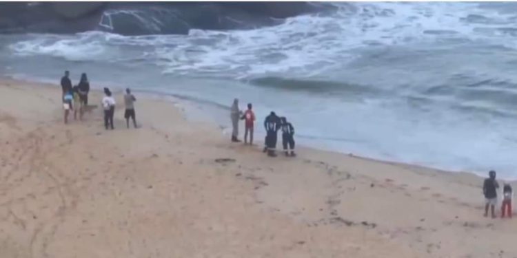 Dois homens desaparecem após caírem de pedra no mar em Guarapari