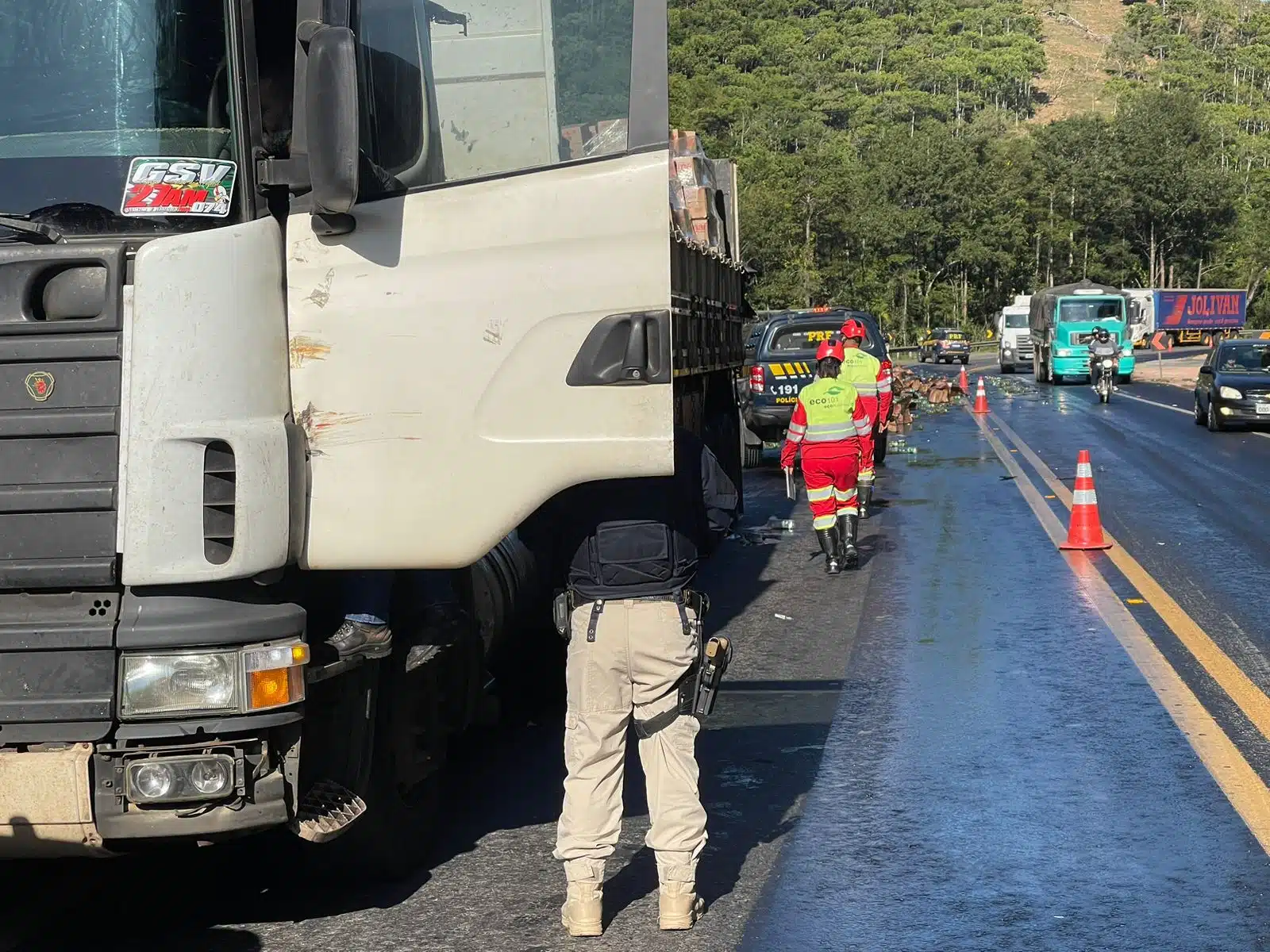 Carga de óleo de Cozinha se desprende de caminhão e tomba na BR 101 em Anchieta