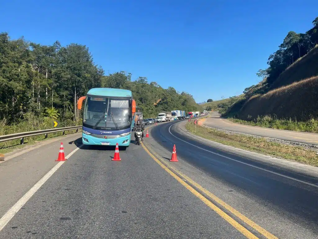 Imagem do WhatsApp de 2023 07 17 as 10.58.3389 1024x768 1 - Carga de óleo de Cozinha se desprende de caminhão e tomba na BR 101 em Anchieta
