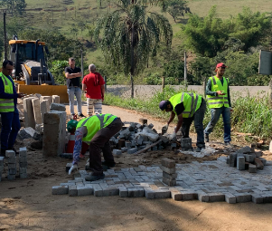 CALCAMENTO 02 301x255 - Cachoeira do Meio em Iconha recebe Ordem de serviço e inicio de calçamento na região turística das Cachoeiras