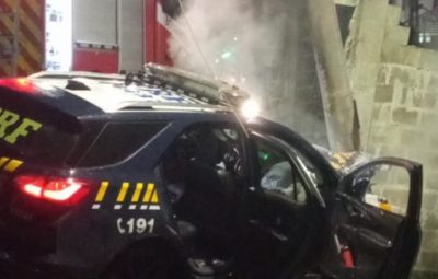 WhatsApp Image 2023 08 14 at 19.36.11 e1692054373944 1140x550 1 1 400x255 - Viatura da PRF bate em poste e pega fogo no ES; vídeo