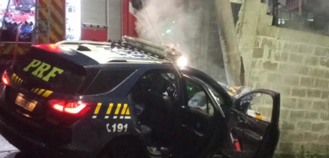 Viatura da PRF bate em poste e pega fogo no ES; vídeo