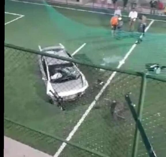 Carro despenca de viaduto e cai em campo de futebol society no ES