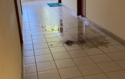 WhatsApp Image 2023 08 17 at 4.47.54 PM 1 400x255 - Homem derrama esgoto na Câmara de Vereadores de Anchieta em protesto contra problemas de saneamento