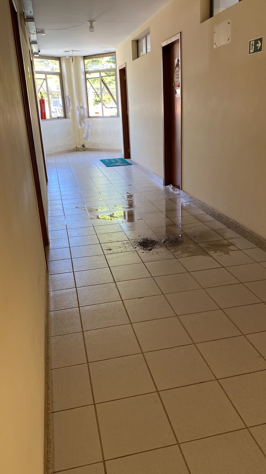 Homem derrama esgoto na Câmara de Vereadores de Anchieta em protesto contra problemas de saneamento