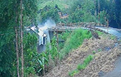 caminhao cai ponte 1140x550 1 400x255 - Vídeo mostra momento que caminhão cai de ponte no ES; motorista morreu