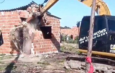 demolicao1 qbahdaaxe21751kkc17g1gdu7oqdjpcgvkecd2fp0k 400x255 - Mais de 70 casas são demolidas em ação de reintegração em Itapemirim
