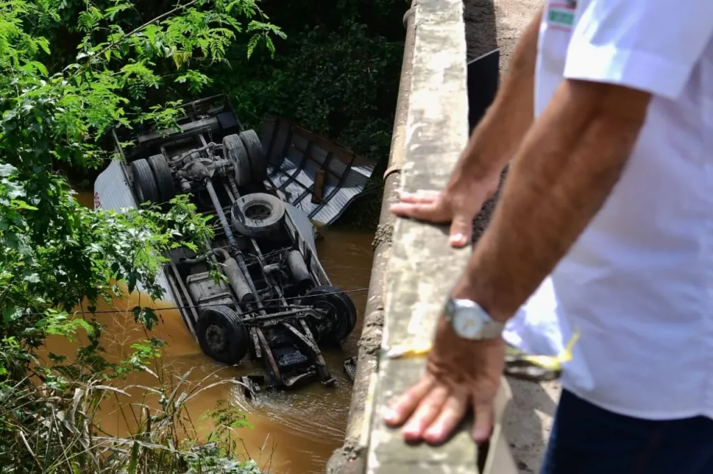 whatsapp image 2023 08 16 at 14.51.56 1024x681 - Vídeo mostra momento que caminhão cai de ponte no ES; motorista morreu