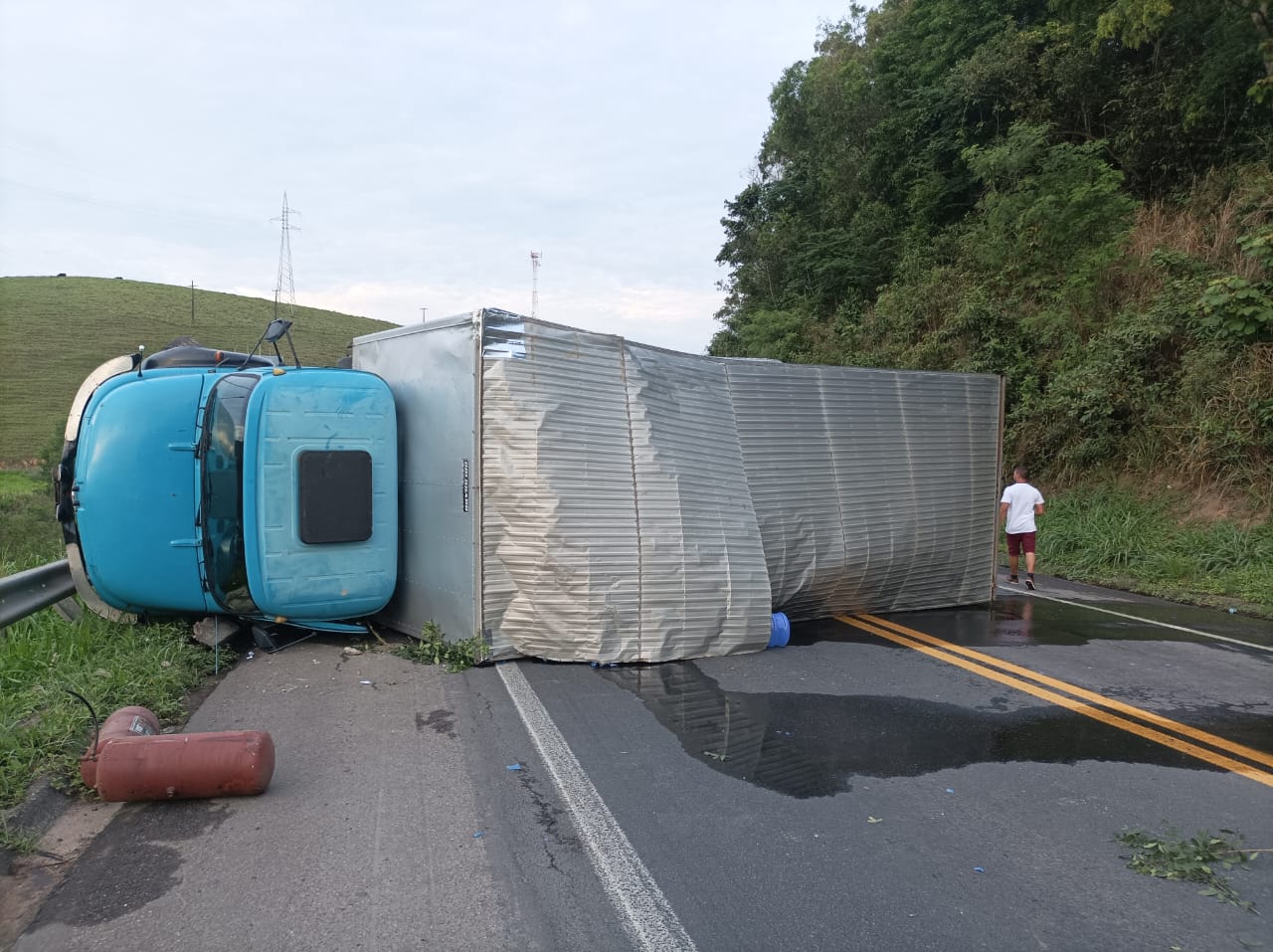 Grave acidente com motorista de Iconha deixa um ferido na br 101
