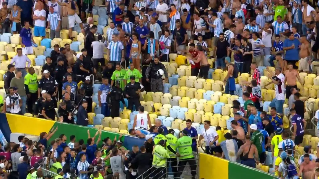 Vídeo – Olé e Vergonha Brasil x Argentina tem pancadaria entre torcidas e polícia no Maracanã