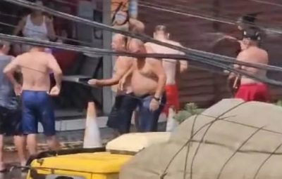 homens banho de mangueira 400x255 - Vídeo | Homens tomam banho de mangueira na porta de bar para espantar calor no ES