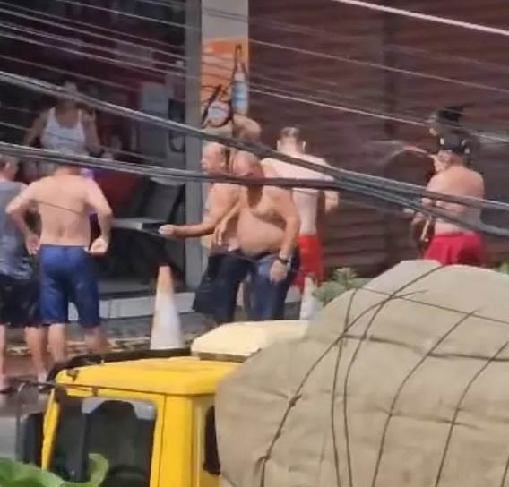 Vídeo | Homens tomam banho de mangueira na porta de bar para espantar calor no ES