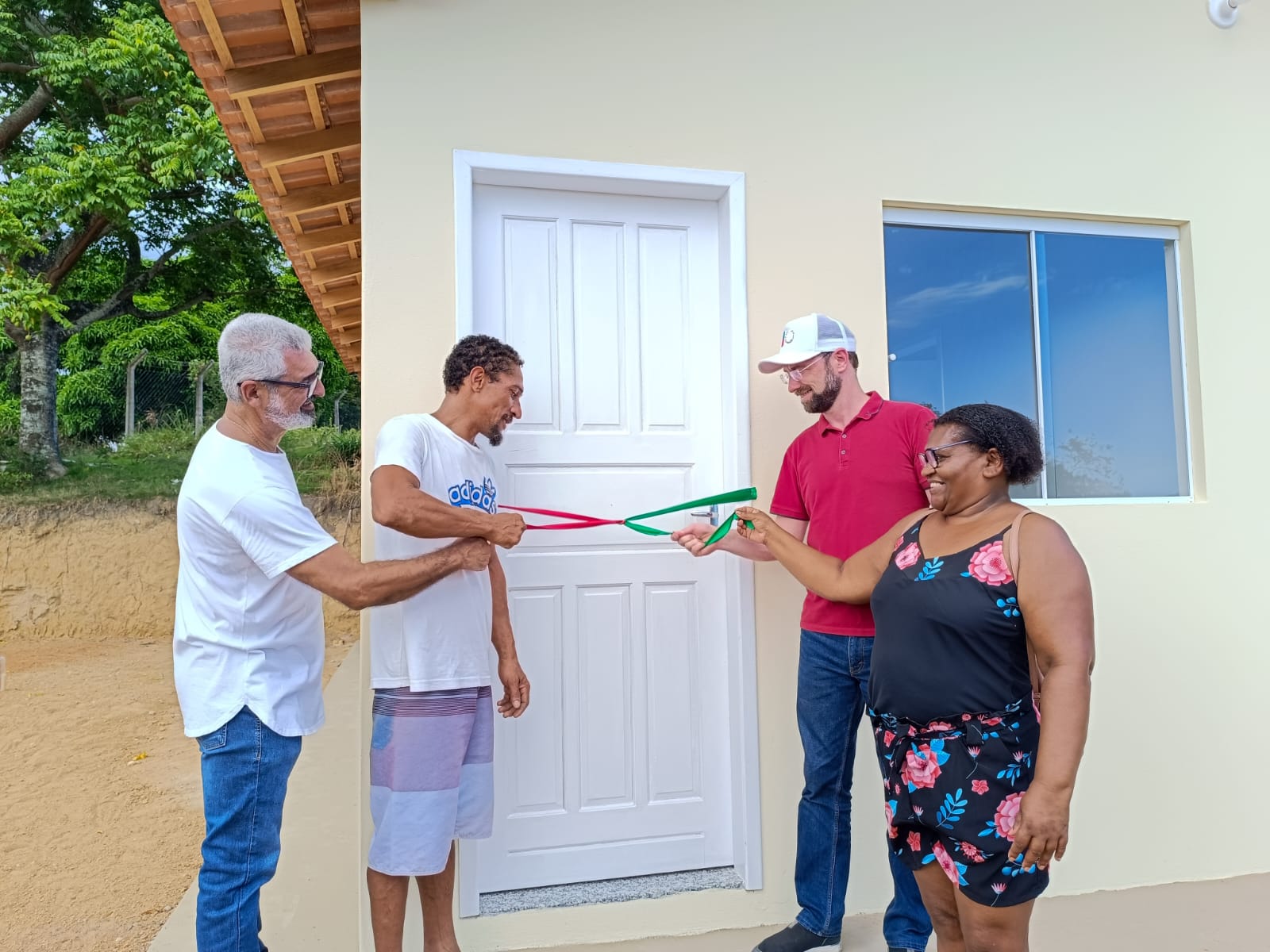 Em Anchieta, ​​​​​​​o prefeito Fabrício Petri  entrega casas populares em comunidades
