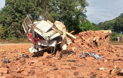 duas pessoas morrem em acidente em anchieta 2111975 article 400x255 - Acidente entre 3 veículos na BR 101 deixa duas vitimas em Anchieta