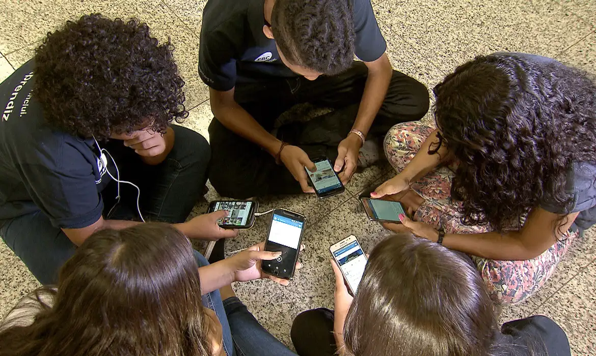 Senado aprova restrição do uso de celulares por estudantes em escolas