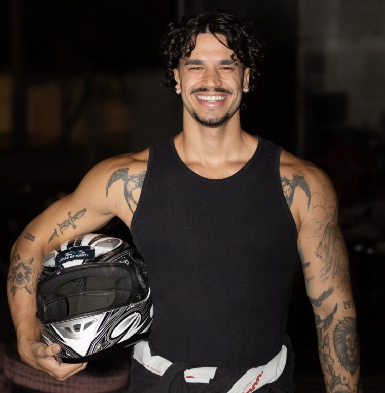 WhatsApp Image 2025 03 27 at 09.18.10 3 e1743270297767 - Influenciador com 1 milh&atilde;o de seguidores encara desafio de kart em Vit&oacute;ria