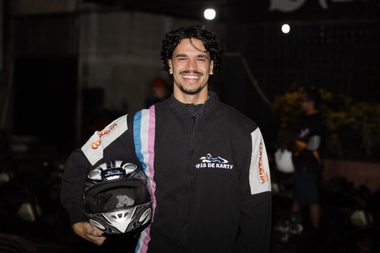 Influenciador com 1 milhão de seguidores encara desafio de kart em Vitória