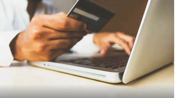 Consumo da alta renda e compras digitais elevam gastos com cartões