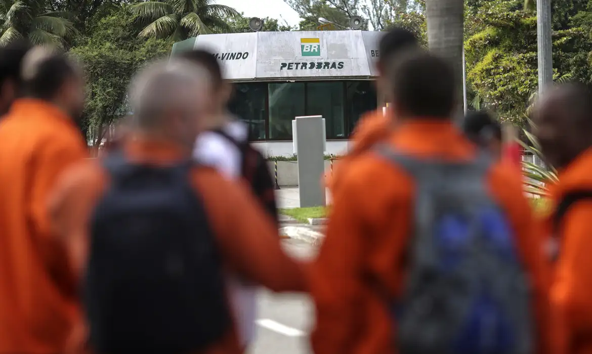Petroleiros param por 24 horas contra mudanças no teletrabalho e PLR
