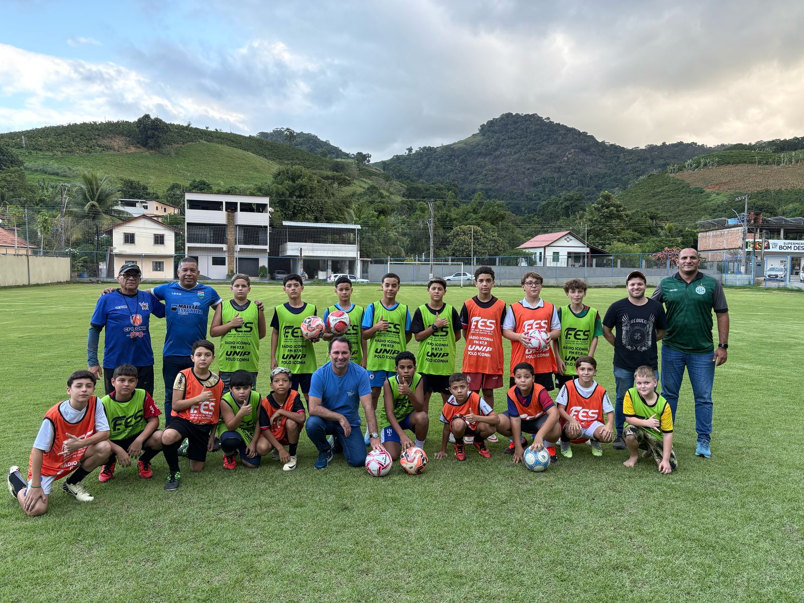 VilaVelhense Futebol Clube fortalece projeto social em Bom Destino com doação de materiais esportivos