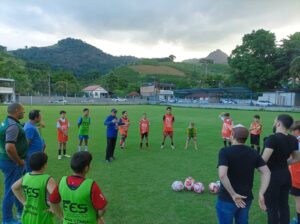 WhatsApp Image 2025 04 14 at 11.44.15 1 300x224 - VilaVelhense Futebol Clube fortalece projeto social em Bom Destino com doação de materiais esportivos