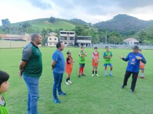 WhatsApp Image 2025 04 14 at 11.44.15 3 300x224 - VilaVelhense Futebol Clube fortalece projeto social em Bom Destino com doação de materiais esportivos