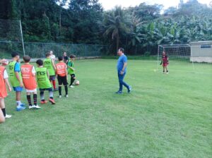 WhatsApp Image 2025 04 14 at 11.44.15 300x224 - VilaVelhense Futebol Clube fortalece projeto social em Bom Destino com doação de materiais esportivos