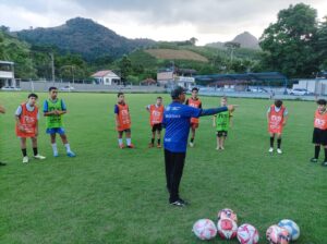 WhatsApp Image 2025 04 14 at 11.44.15 4 300x224 - VilaVelhense Futebol Clube fortalece projeto social em Bom Destino com doação de materiais esportivos