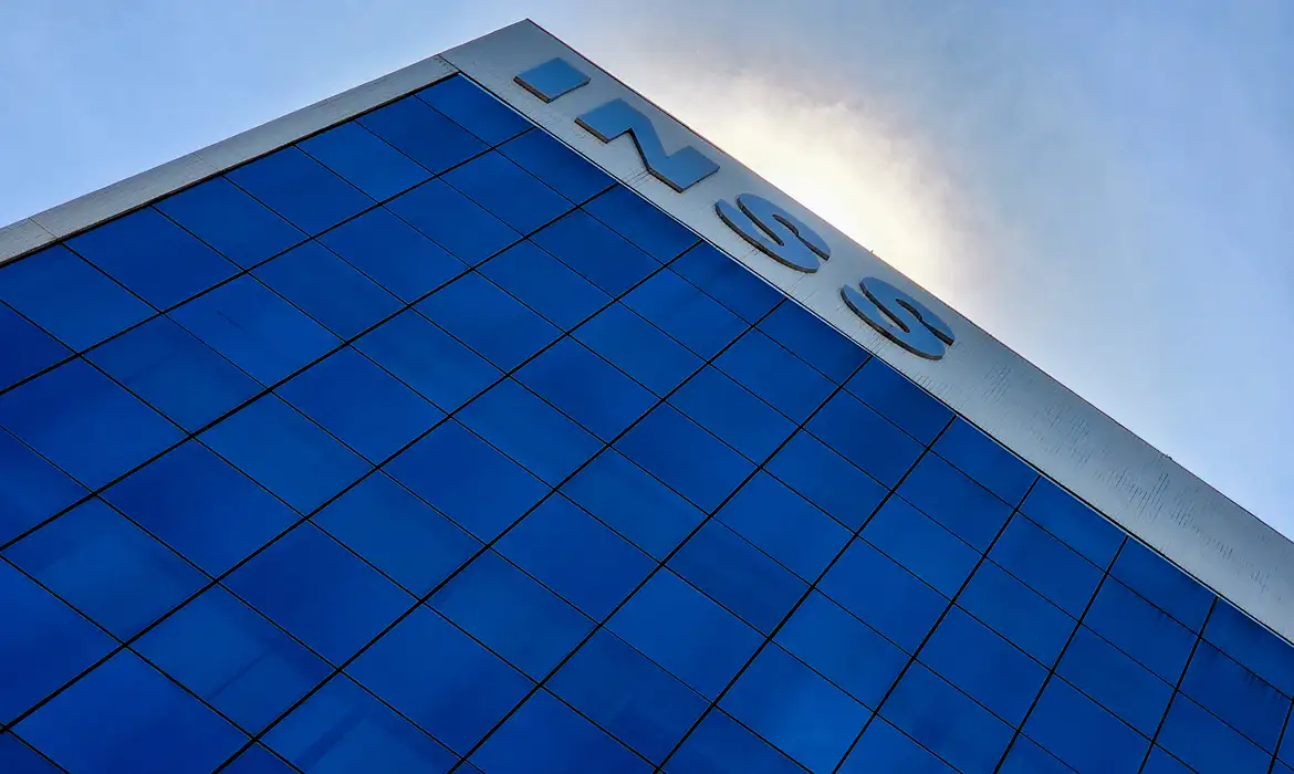 Justiça bloqueia R$ 23,8 milhões de suspeitos de fraude contra INSS