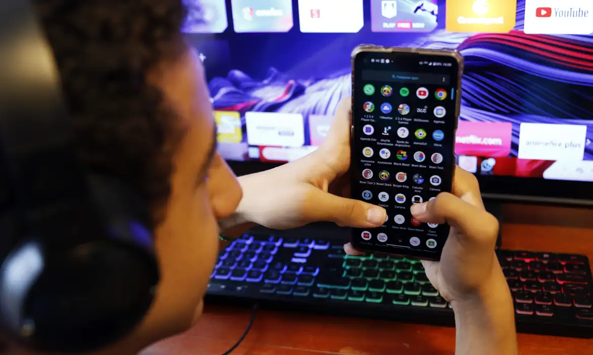 Consulta pública sobre regulação de redes sociais vai até o dia 17