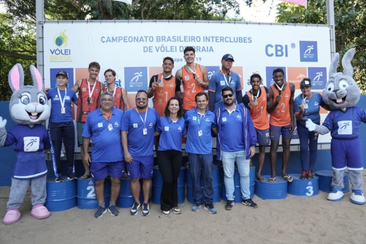 AEST fatura ouro, prata e bronze no Brasileiro Interclubes sub-19 de vôlei de praia WhatsApp Image 2025 08 19 at 17.25.55 e1755635997497 - AEST fatura ouro, prata e bronze no Brasileiro Interclubes sub-19 de vôlei de praia