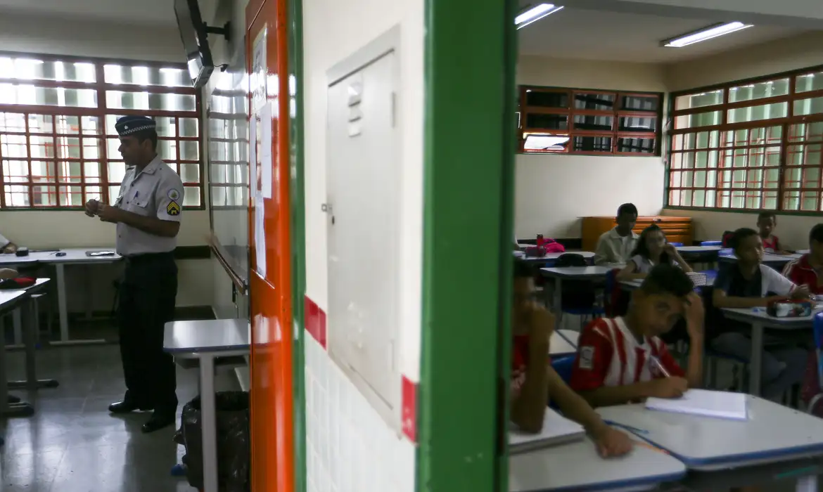 Justiça libera contratação de PMs para escolas cívico-militares em SP