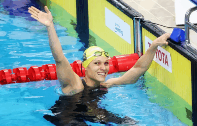 Carol Santiago e tricampea mundial dos 100m costas em Singapura 400x255 - Carol Santiago é tricampeã mundial dos 100m costas em Singapura