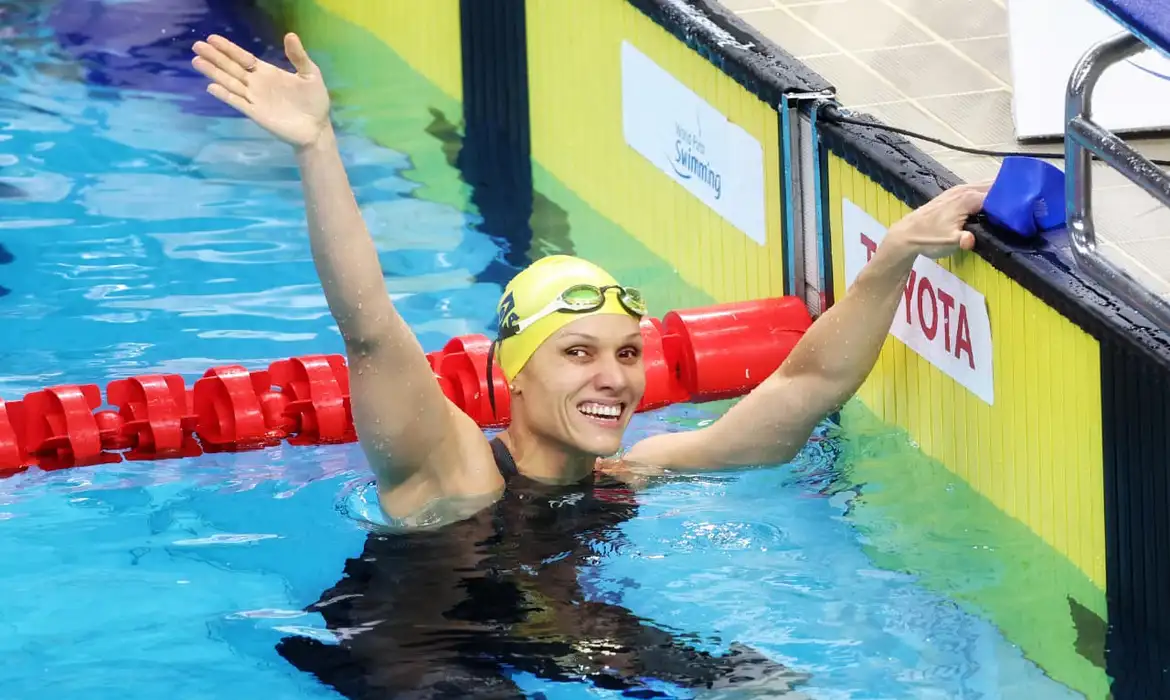 Carol Santiago é tricampeã mundial dos 100m costas em Singapura