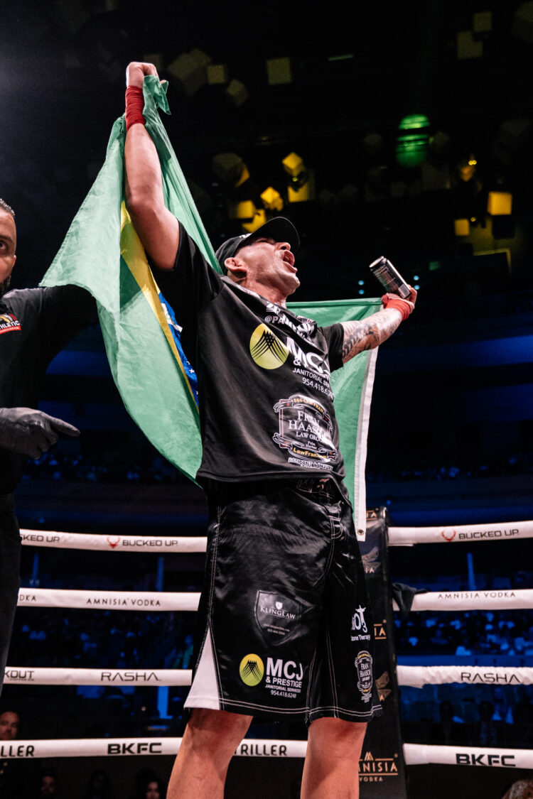 Paulo “Zé Doido” faz ótima luta e espanca norte-americano Wayna Reid no BKFC 80