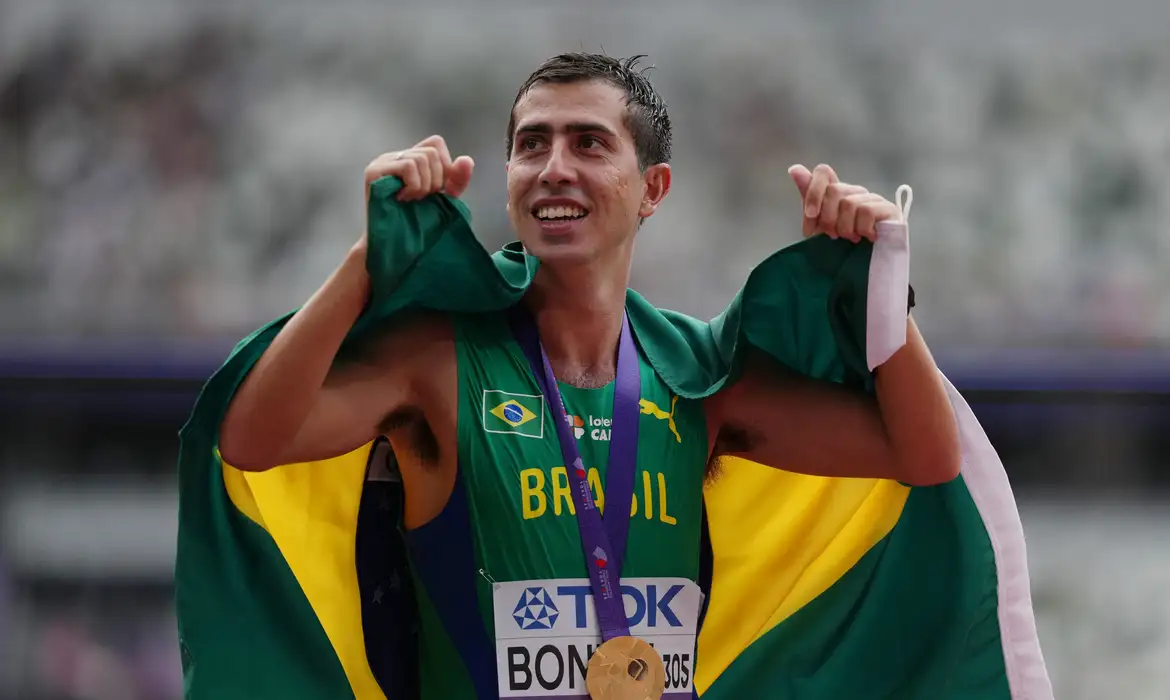 Caio Bonfim é campeão mundial dos 20 km da marcha atlética em Tóquio