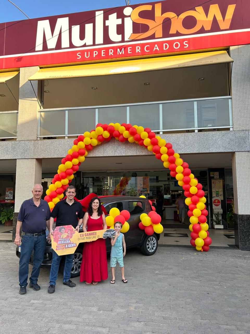Supermercado MultiShow de Iconha entrega carro sorteado da promoção