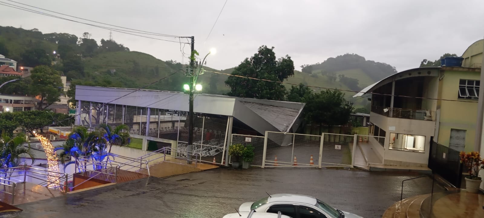 Temporal causa estragos em Iconha e derruba teto do estacionamento da Igreja Matriz